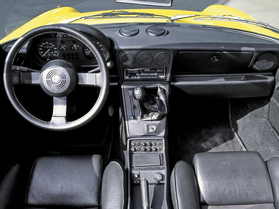 Торпедо Alfa Romeo Spider 2.0 (115.A1) 1990 года  (фото 16 из 35)